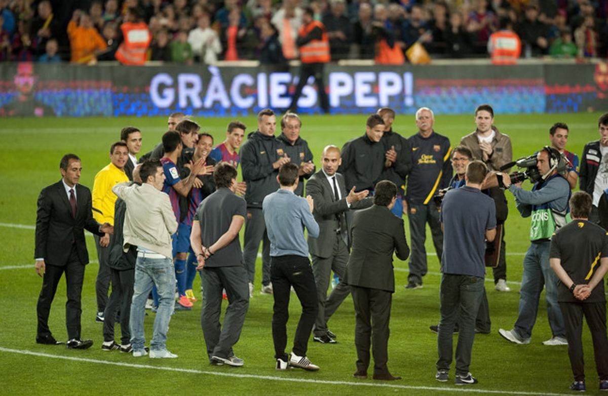 Los jugadores se suman al homenaje a Guardiola.