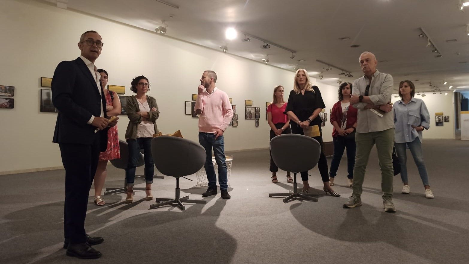 "Nuestros vecinos invisibles", la gran exposición sobre la acción social que se puede ver en Pola de Siero