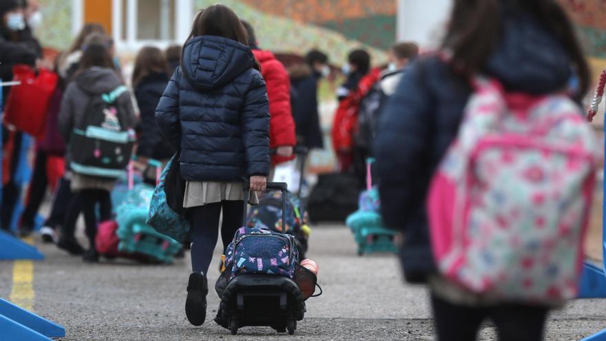 Pla general de nens accedint a l&#039;escola després de Nadal