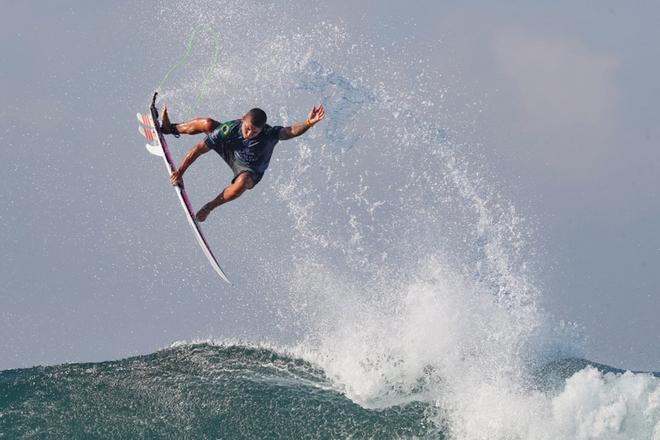 El surfista brasileño Peterson Crisanto compite en los dieciseisavos de final del Campeonato Corona Bali Protected, una competición que forma parte de la Liga Internacional de Surf 2019, en Gianyar, Bali (Indonesia).