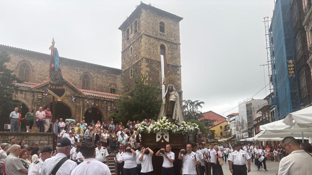 Procesión de la Virgen del Carmen de San Nicolás de Bari a la iglesia de San Antonio.