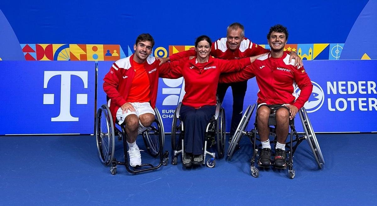 Cisco García, el primero por la derecha, junto al resto de los componentes de la selección española de tenis en silla.