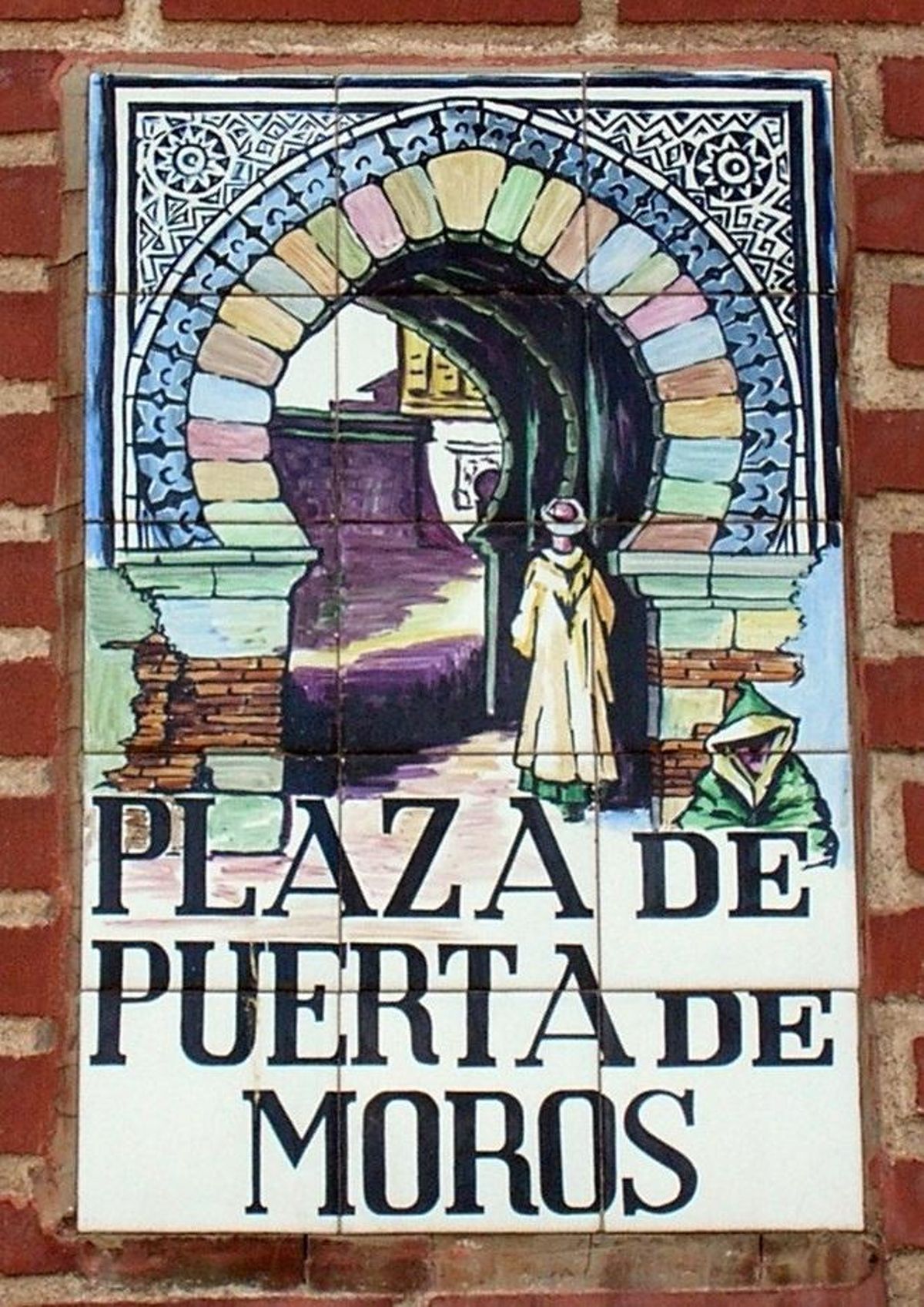 Placa que se señala la ubicación de la antigua Puerta de Moros en Madrid.