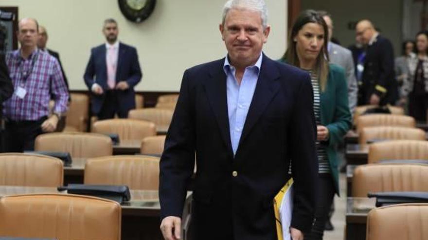 Pablo Crespo se dirige a la tribuna del Congreso.