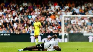 ¡Se rompe David Otorbi en el Valencia-Villarreal y tiene que ser retirado en camilla!