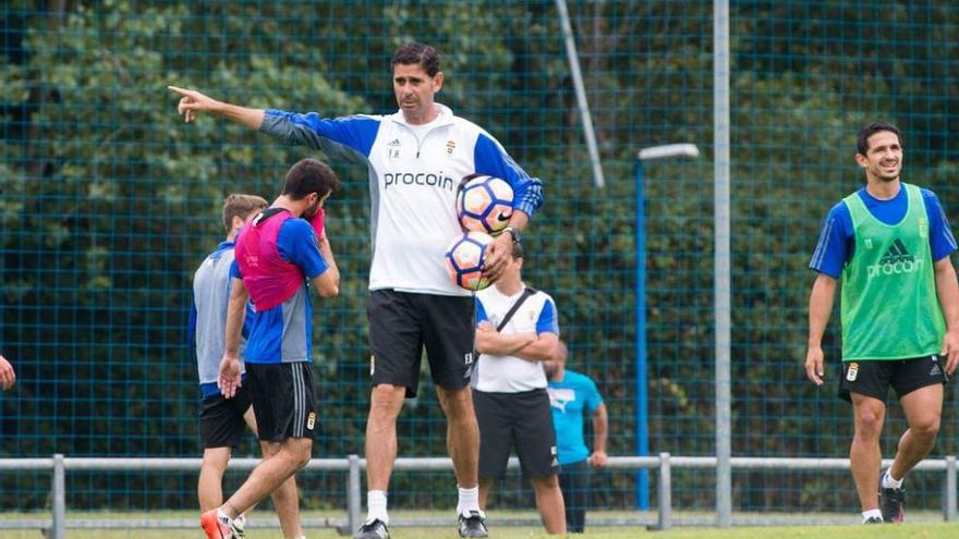 Hierro da indicaciones durante el entrenamiento de ayer.