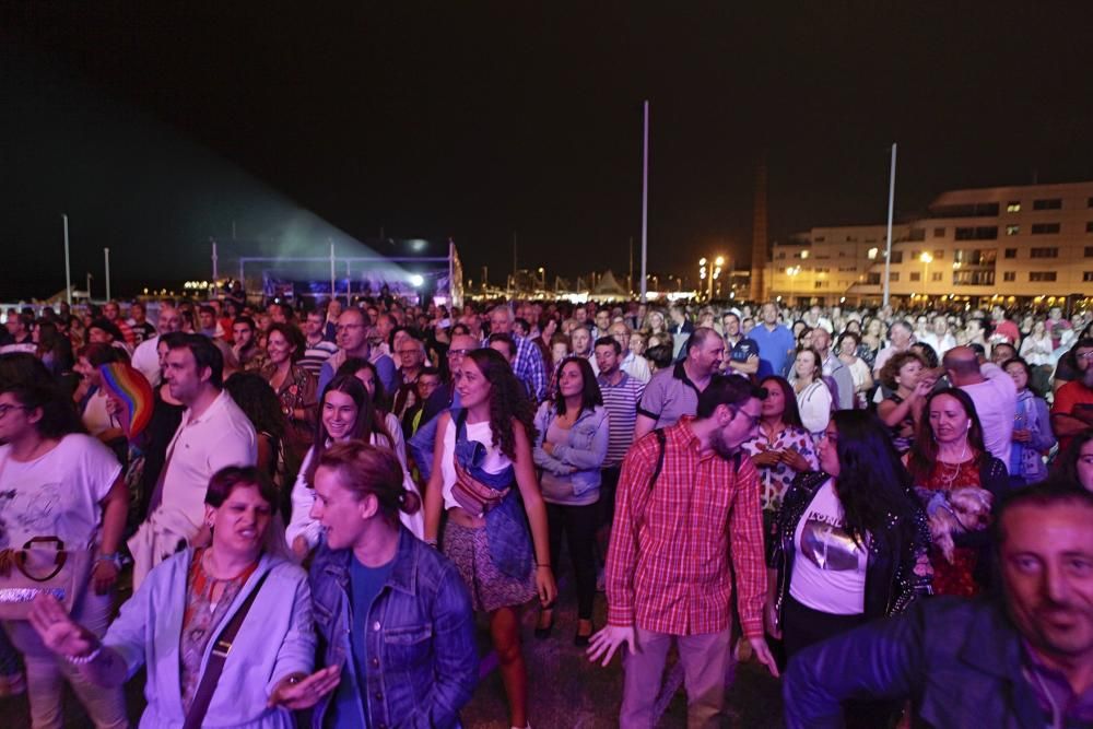 Espectáculo pirotécnico en las fiestas de Begoña, en Gijón.