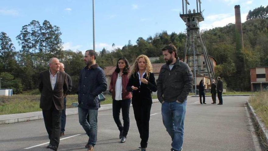 Juan Camino, Ángel García, Beatriz Polledo, María Teresa Mallada y Javier Pintado, ayer, en Lieres.