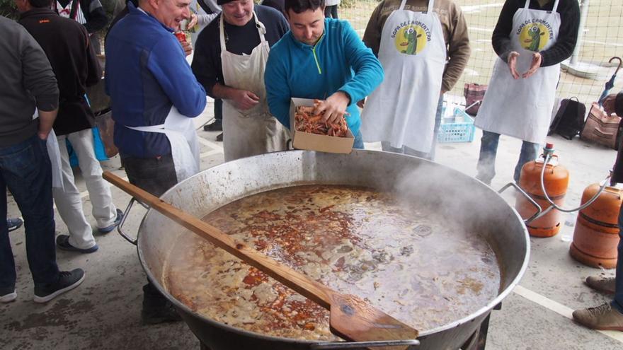 Els voluntaris preparant l’arrossada de l’Armentera, en una imatge d’arxiu.