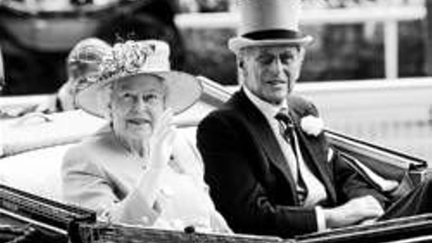 Isabel II: LA REINA DE INGLATERRA LUCE SOMBRERO EN ASCOT