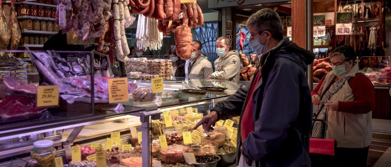 Los ciudadanos tienen cada vez más dificultades para llenar la cesta de la compra a causa de la escalada de precios. | B.RAMON