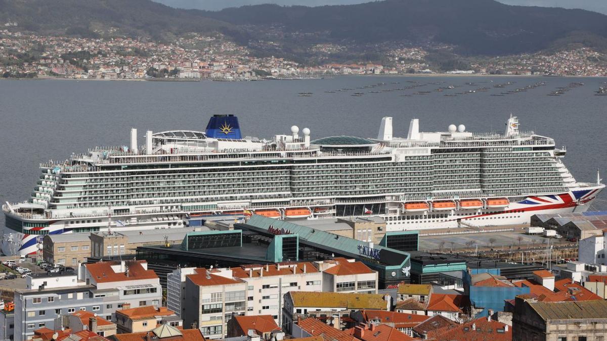 El crucero ‘Iona’ en Vigo, el pasado marzo. |   // ALBA VILLAR
