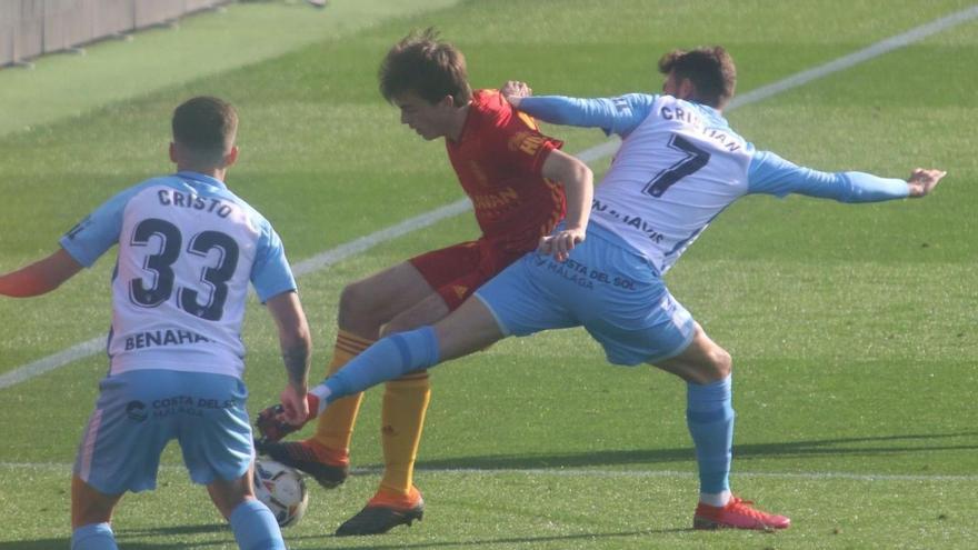 Cristian, de espaldas, en una acción del partido ante el Zaragoza.