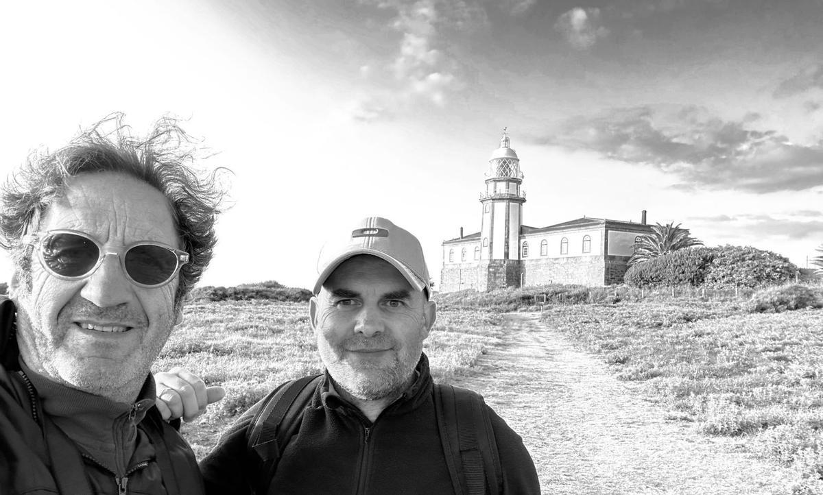 Anxo Cabada y Antón Davila, autores del documental, con el faro de Ons al fondo.   | // ANXO CABADA