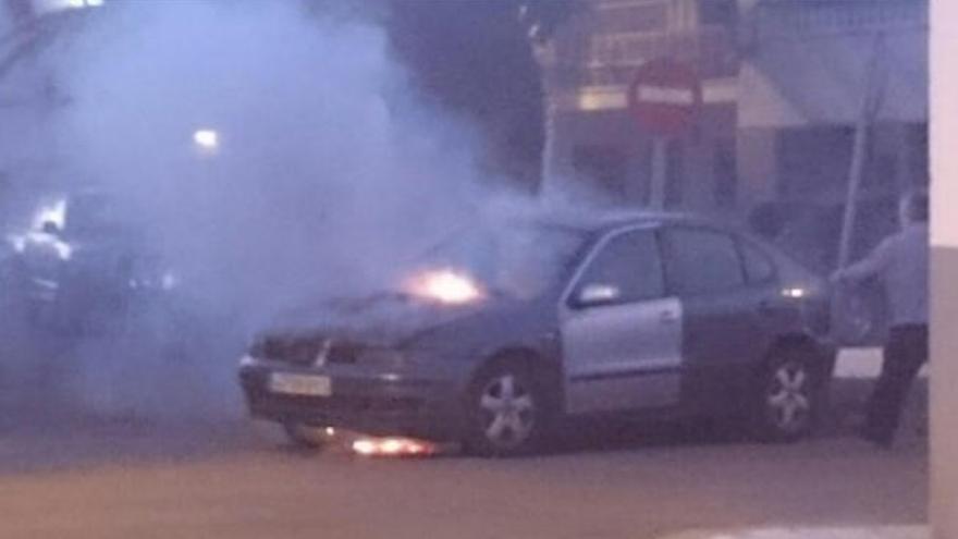 El turismo ardiendo, en la calle Juan Ramón Jiménez de Arrecife.