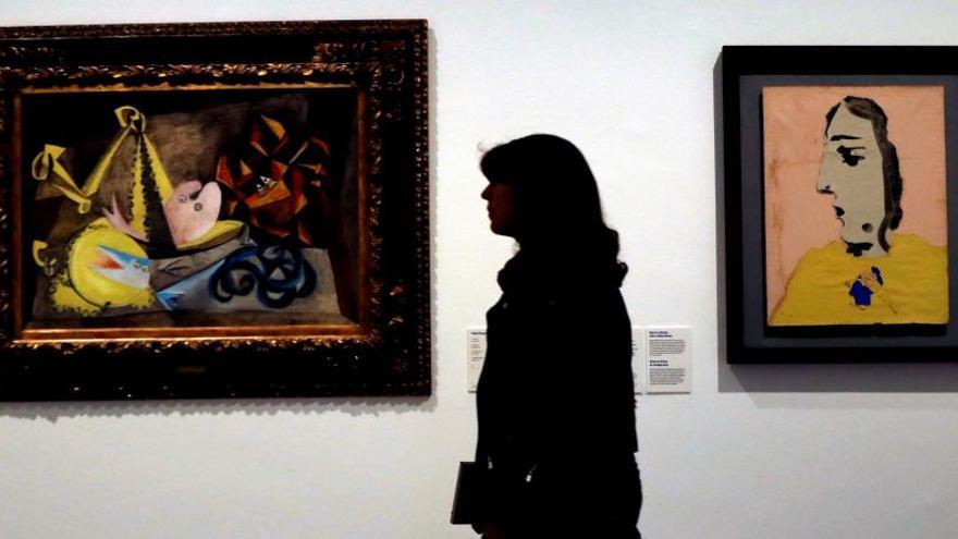 Una visitant davant les obres de Picasso &#039;Busto de mujer con blusa amarilla&#039; (1943), a la dreta, i &#039;El centollo&#039; (1940)