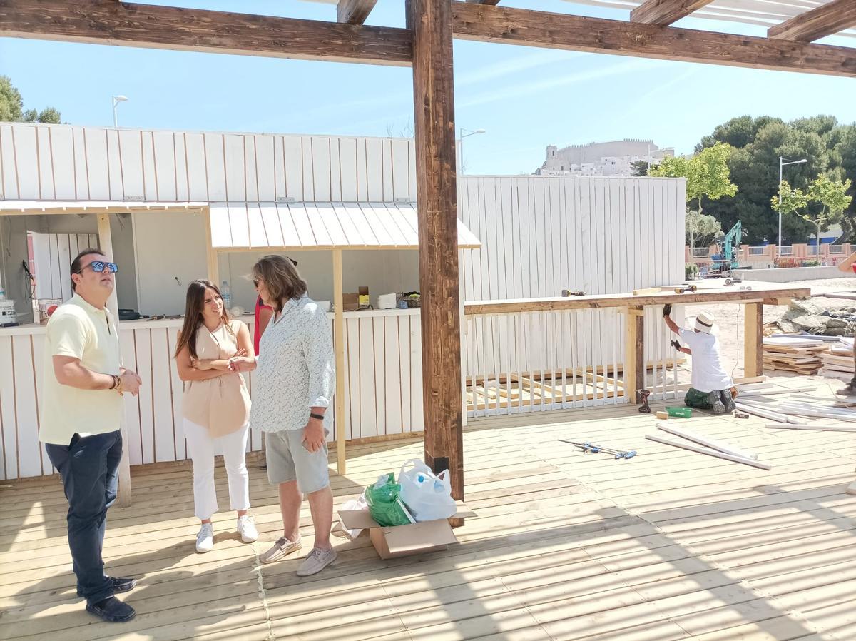 El alcalde, Andrés Martínez, y la concejala de Playas, Raquel París, han visitado este lunes el inicio del montaje del primer chiringuito.