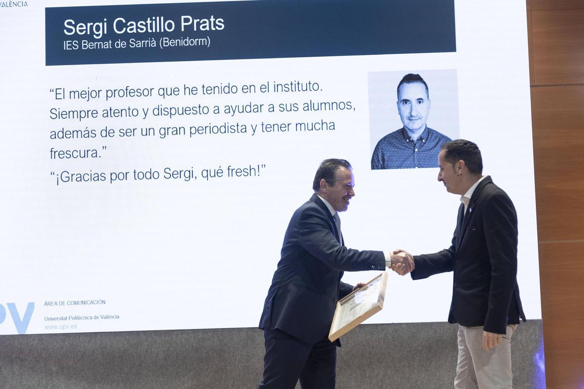 Sergi Castillo, profesores de valenciano del IES Bernat de Sarrià de Benidorm, recibe el premio de la UPV.