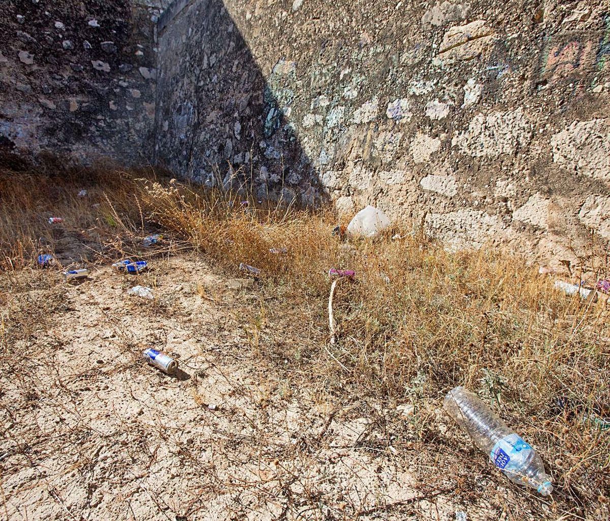 Latas y litronas en el foso, bóvedas abiertas y la sala de exposiciones cerrada en el castillo de San Fernando