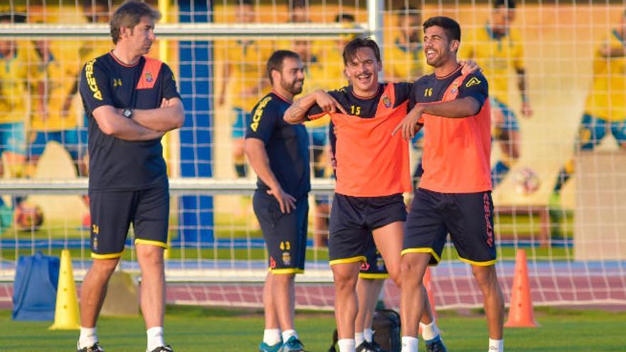 Roque Mesa y Aythami Artiles bromean en el entrenamiento de ayer en presencia de Zeljko Cicovic.