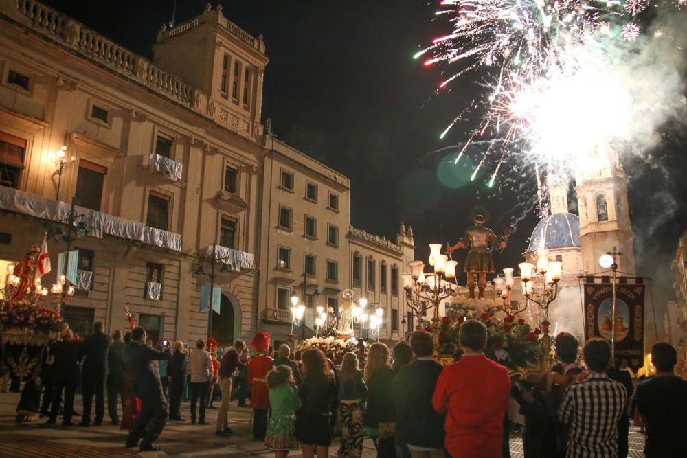 Alcoy muestra su devoción a la Virgen de los Lirios con miles de flores.