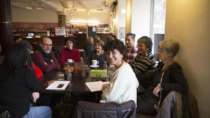 Cesca Carbonell, al centre, amb les persones que s&#039;han reunit al Death Cafe.