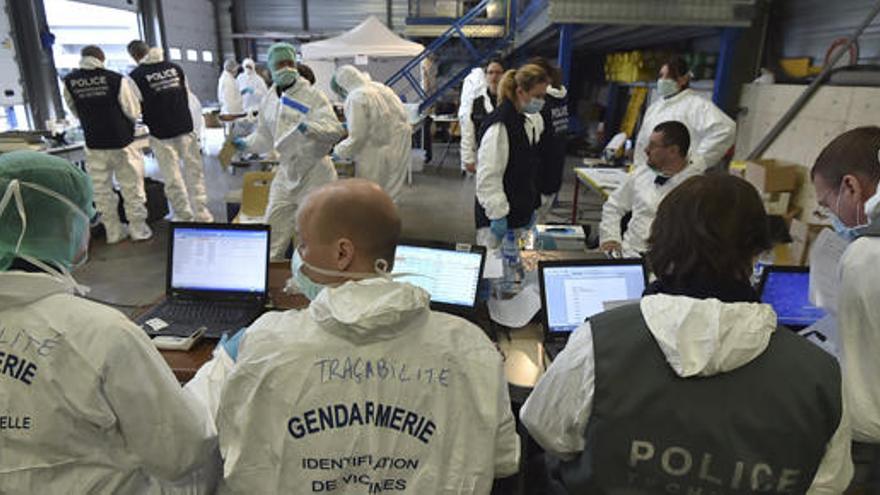 Agentes franceses trabajan en la identificación de los cuerpos.