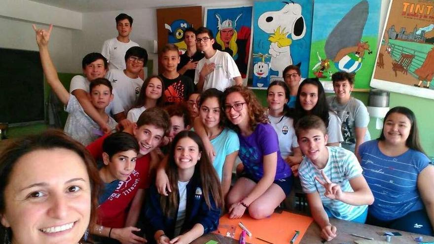 Andrea Durán (primer plano), junto a sus alumnos de 2º de ESO del colegio Santo Tomás. // D.P.