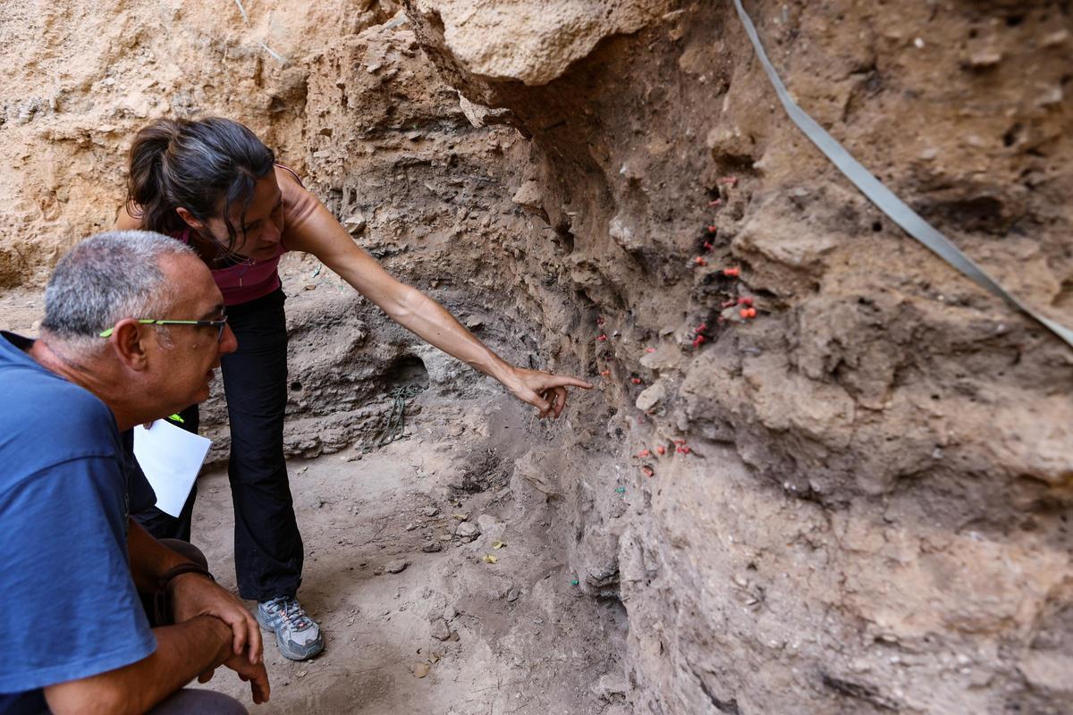 Cristo Hernández y Carolina Mallol, sobre el terreno en el abrigo.