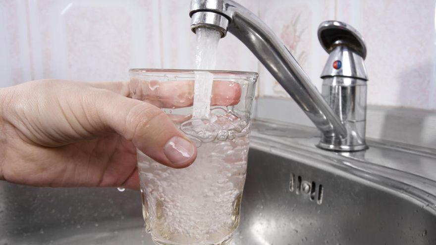 La Valedora pide a Arteixo que baje la factura de agua a una vecina que sufrió una fuga