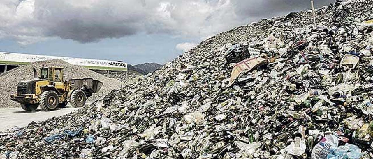 El vidrio llega a la planta situada en Bunyola.