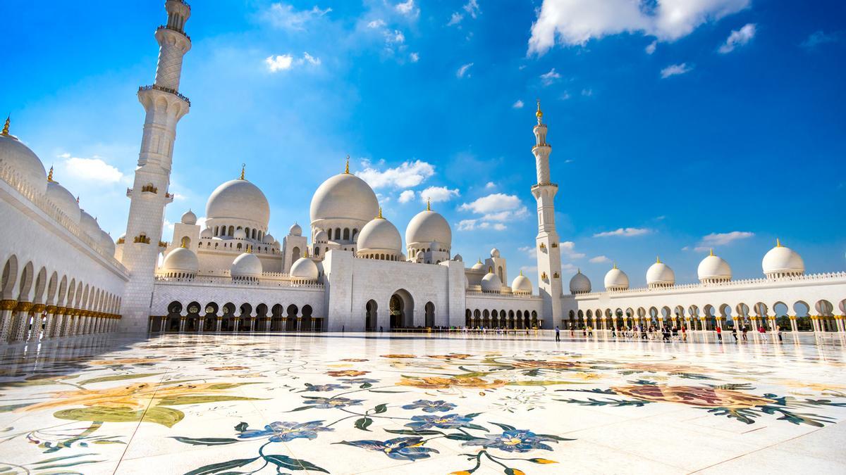 La Gran Mezquita del Jeque Zayed es una de las mayores mezquitas del mundo.