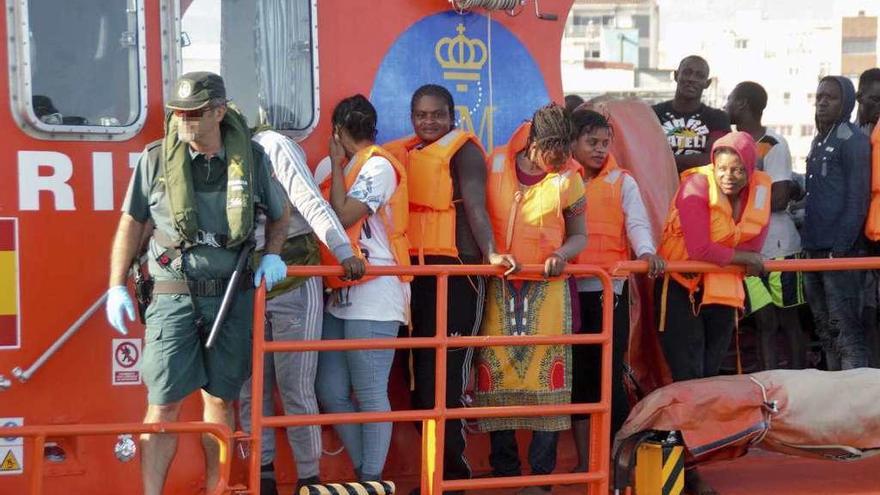 Los subsaharianos rescatados ayer en una embarcación de Salvamento Marítimo.