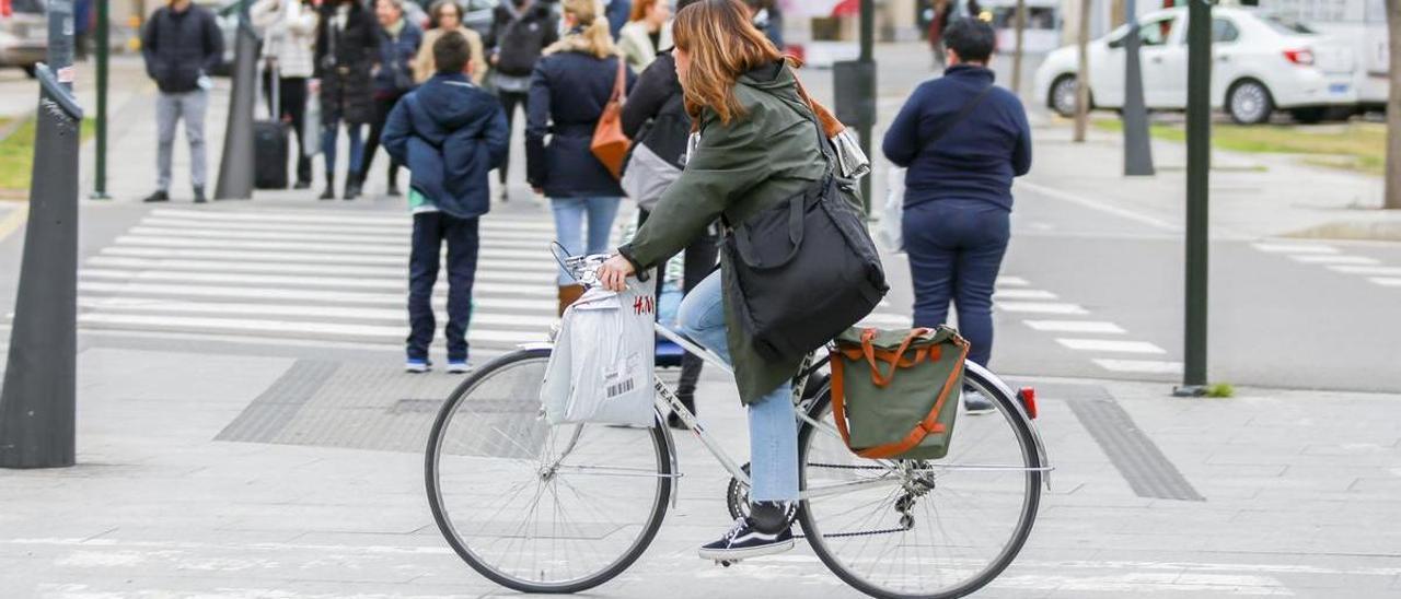 Una ciclista urbana en el centro de Zaragoza.