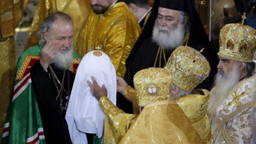 El metropolita de Smolensk y Kaliningrado, Kiril I, es entronizado como el XVI Patriarca de la Iglesia Ortodoxa Rusa (IOR) durante una fastuosa ceremonia celebrada en la Catedral de Cristo Salvador de Moscú, Rusia. Kiril I sucede al Patriarca Alexei II, que murió el pasado mes de diciembre, y se convierte así en el décimo sexto líder de la iglesia ortodoxa rusa elegido por el Consejo Eclesiástico las semana pasada.