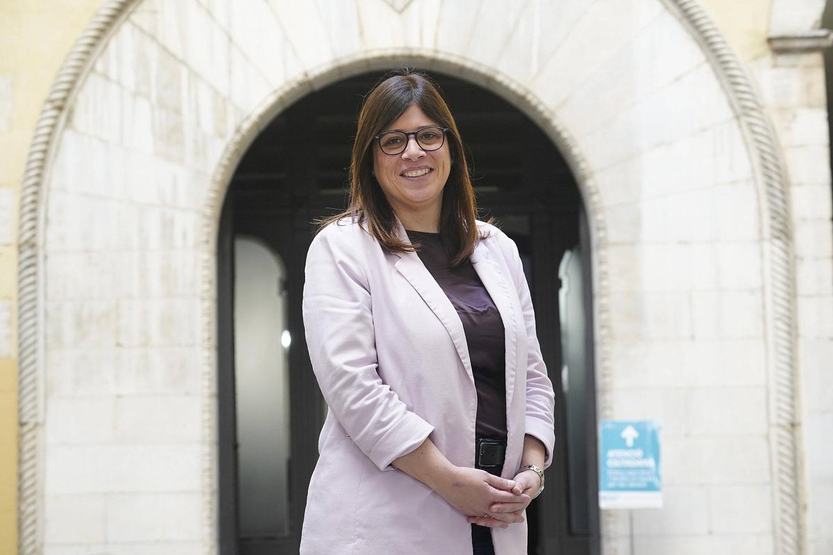 Gemma Geis a l'entrada de l'edifici consistorial.