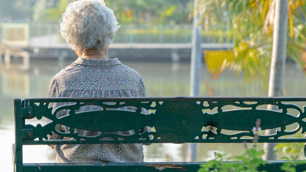 Una anciana sentada en un banco, en una foto de archivo.