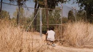 Uno de los agujeros del vallado del polideportivo de Mocejón por el que el presunto asesino se coló a las instalaciones deportivas.