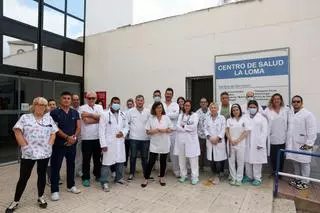 Lectura del manifiesto del personal sanitario laboral que reclama ser incluido en el programa de productividad para rebajar demora y lista de espera