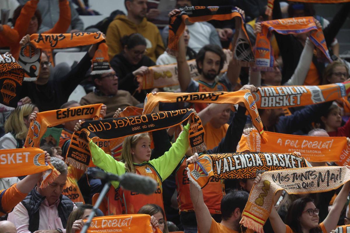 La afición 'taronja', en uno de los partidos de Euroliga en el Roig Arena.