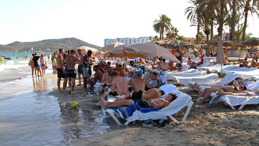 Una imagen de Platja d´en Bossa atestada de tumbonas el verano pasado.