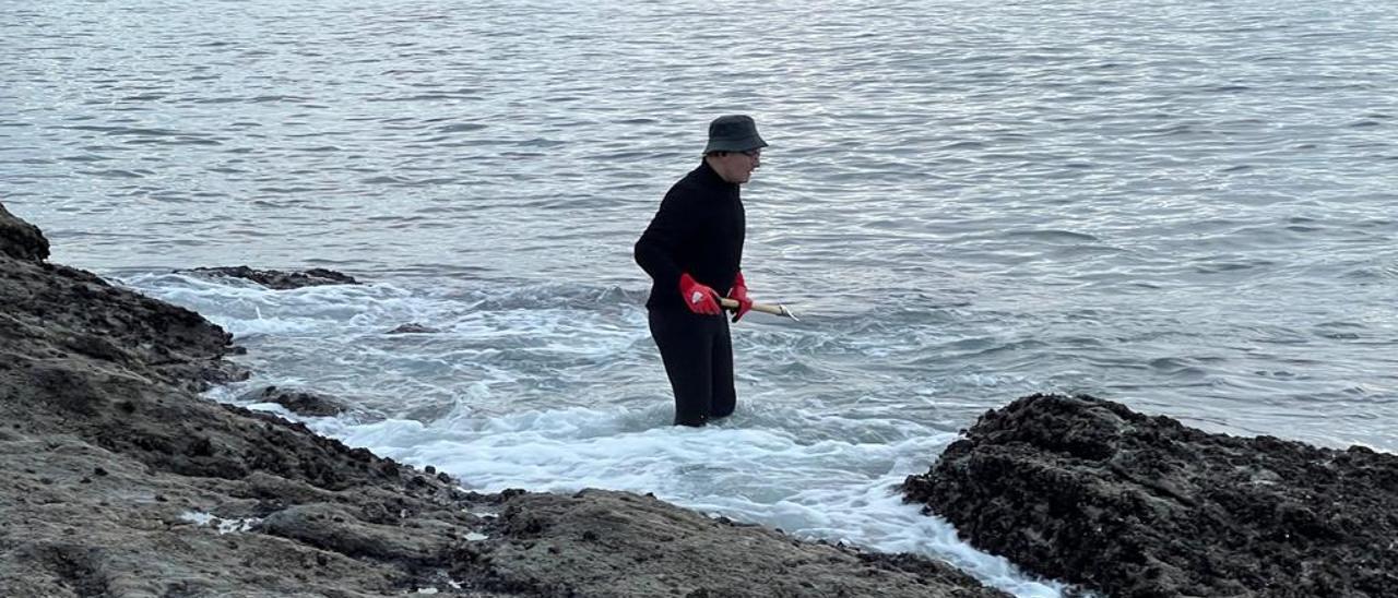 Un bateeiro de O Grove recolectando mejilla en el litoral de Portonovo, ayer.