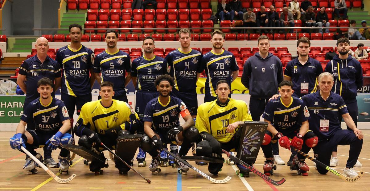 Martín Rodríguez, con el dorsal número 1, posa junto a la plantilla del Montreux.