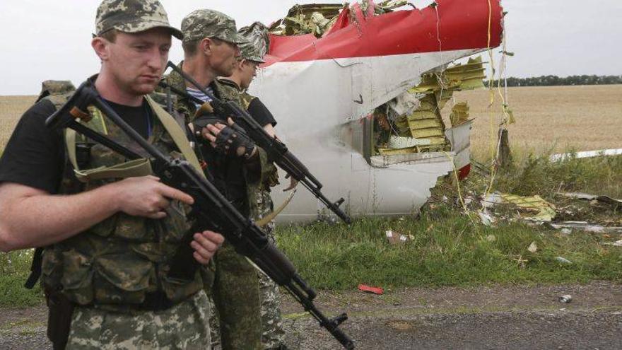 Ucrania acusa a los prorrusos de destruir pruebas del derribo del MH-17 y de robar 38 cuerpos