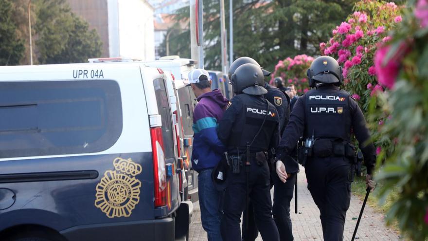 La Policía Nacional deteniendo a una persona tras unas protestas frente a la Xunta de Galicia
