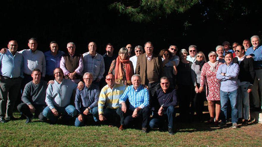 Los asistentes a la XX edición del Encuentro de Veteranos de Rallies, en la tradicional fotografía de grupo.