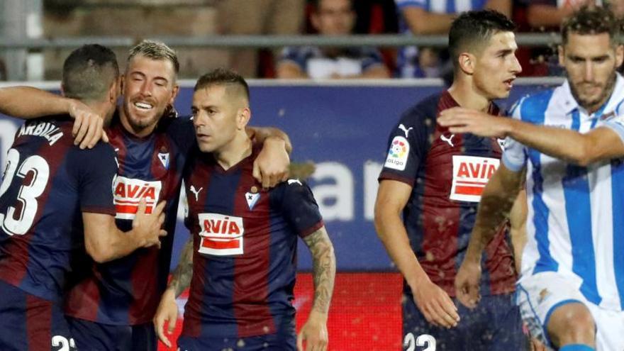 Los jugadores del Eibar celebran el gol de Charles.