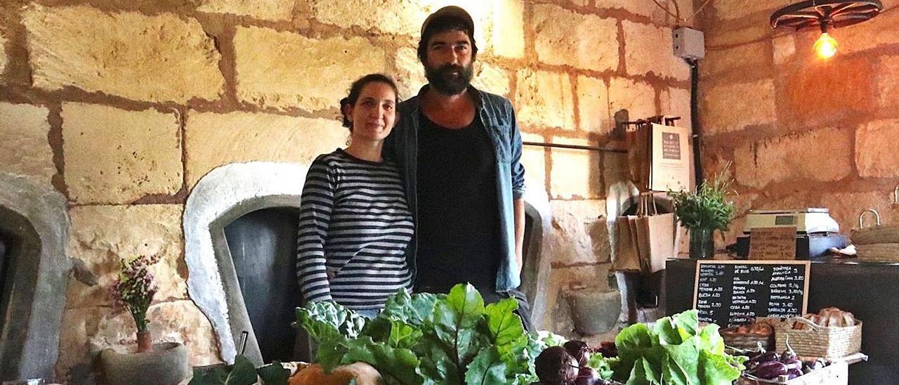 Maria González 
y Baris Doganay, 
con sus hortalizas 
ecológicas en s’Hort den Conies. |  S.SANSÓ
