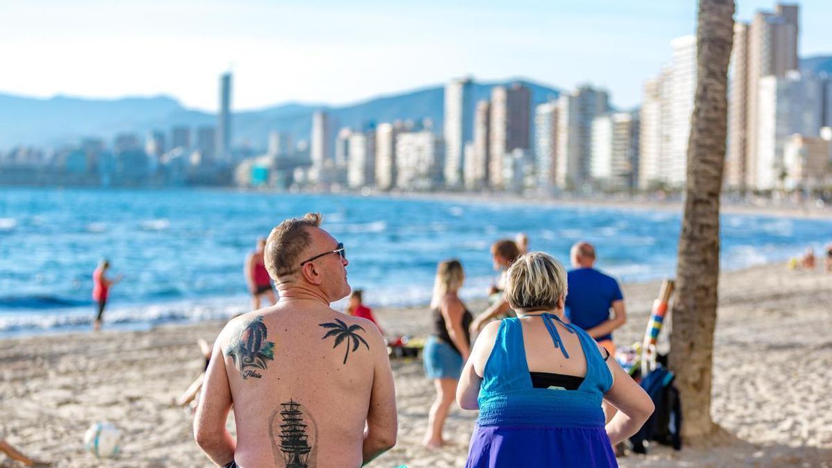 Las nacionalidades de los turistas que llegan a Benidorm diversifican la presencia internacional.