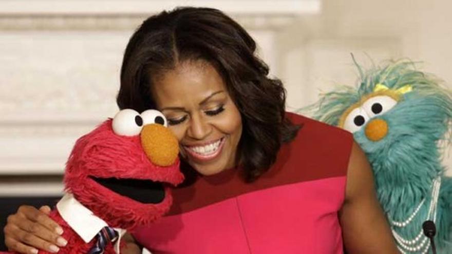 Michelle Obama habla con los teleñecos sobre comida sana